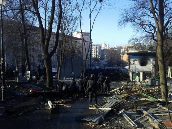 Силовики на Грушевського: важка техніка, свої «стіна координат» та кіноекран. ФОТО 