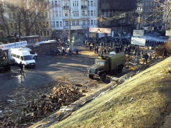 Силовики на Грушевського: важка техніка, свої «стіна координат» та кіноекран. ФОТО 