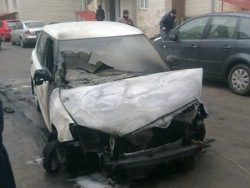 У Луцьку згоріло авто: власник підозрює підпал. ФОТО