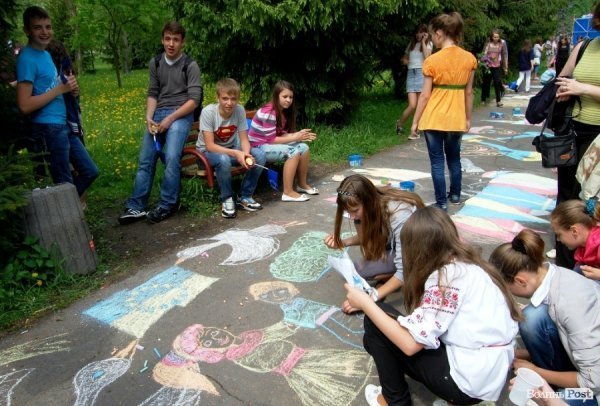 Луцький парк став кольоровішим у День Європи