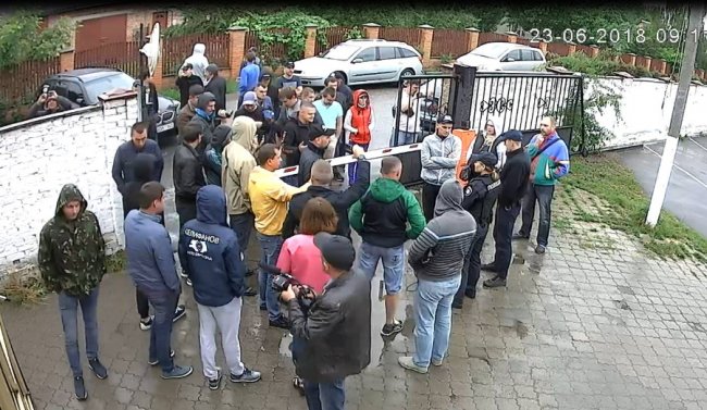 Беззмістовна акція, – патрульна поліція про «штурм» управління «Авто Євро Силою». ФОТО. ВІДЕО