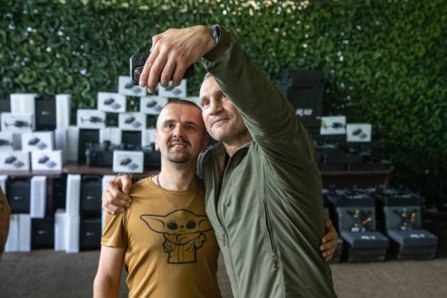 Кличко відвіз на передову бійцям 500 дронів та РЕБи від київської громади та благодійної допомоги