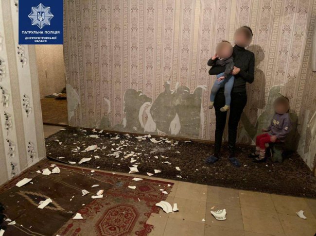 Занедбані та голодні: у Дніпрі діти жили в квартирі серед черв'яків. ФОТО