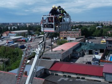 У Луцьку рятувальники вчилися працювати на новому 45-метровому підйомнику. ФОТО