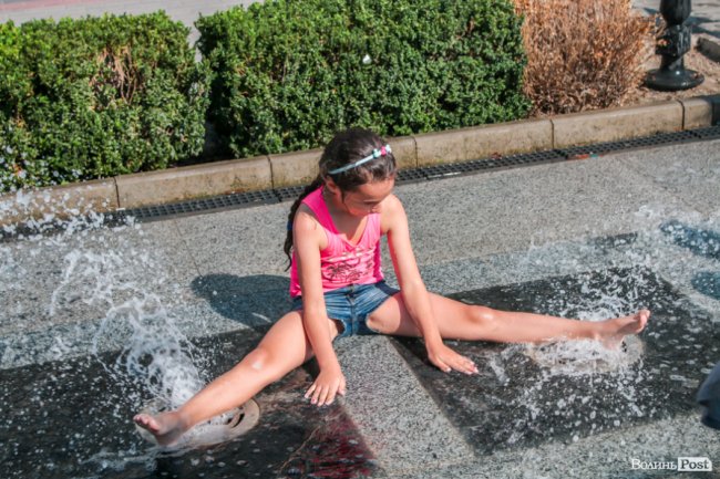 Стир, фонтани і вуличні душі: як у Луцьку рятуються від спеки. ФОТО