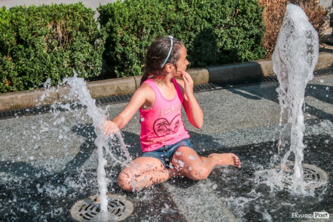 Стир, фонтани і вуличні душі: як у Луцьку рятуються від спеки. ФОТО