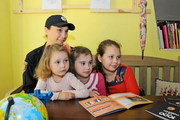 У Луцьку мами-поліцейські фотографувались зі своїми дітьми. ФОТО