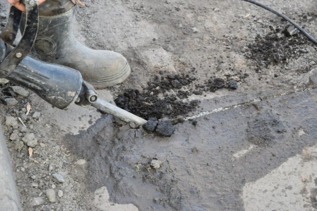 У Луцьку латають ямки на дорогах. ФОТО