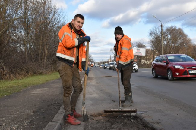 У Луцьку латають ямки на дорогах. ФОТО