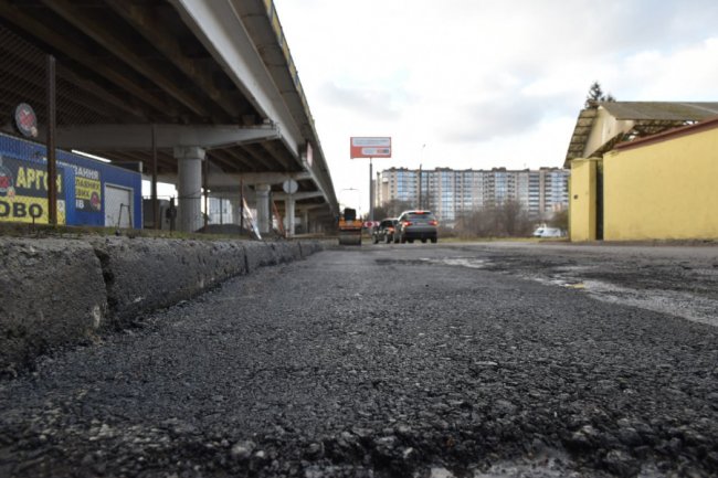 У Луцьку латають ямки на дорогах. ФОТО