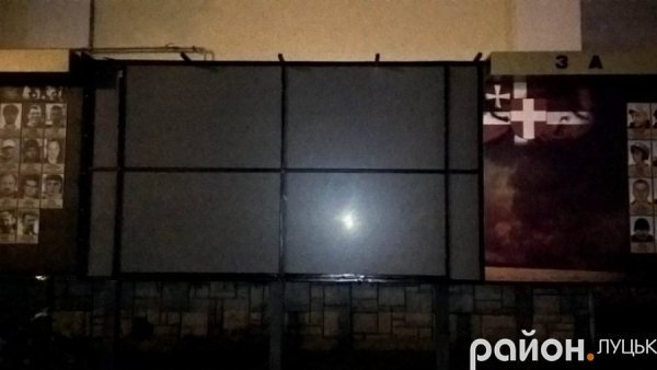 У Луцьку встановлюють оновлені елементи Стенду Героїв