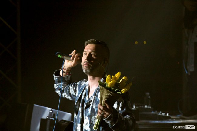 Квітчаста піжама, босі ноги і сотні «дякую»: у Луцьку – «майже квартирник» Бабкіна. ФОТО