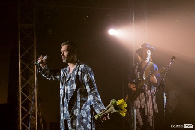 Квітчаста піжама, босі ноги і сотні «дякую»: у Луцьку – «майже квартирник» Бабкіна. ФОТО