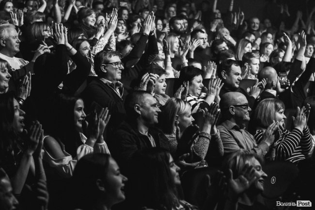 Квітчаста піжама, босі ноги і сотні «дякую»: у Луцьку – «майже квартирник» Бабкіна. ФОТО