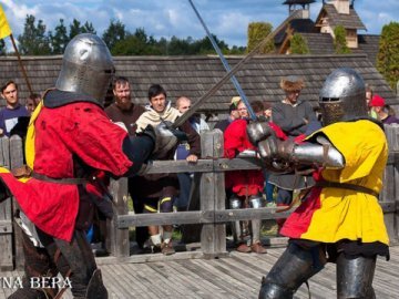 Більше ста лицарів зійдуться у поєдинку в Луцькому замку. ФОТО