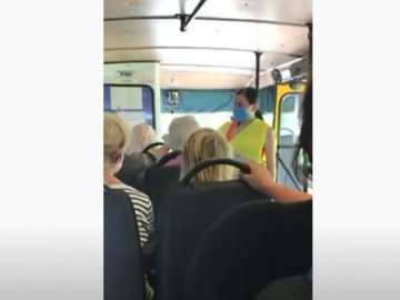 На блокпосту в місті на Волині пасажирам маршрутки вимірюють температуру. ВІДЕО