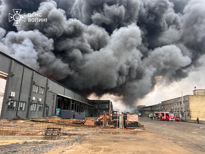 У Луцьку рятувальники ліквідували пожежі після російського обстрілу. ФОТО