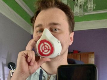 Волинянин друкує захисні маски на принтері 