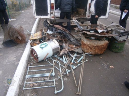 Волинян просять впізнати металобрухт