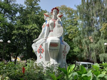 У Ковелі патріотично розфарбували пам’ятник, що раніше називався «Три сестри – Україна-Росія-Білорусь». ФОТО