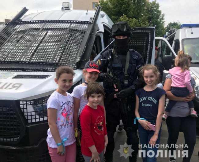 Квадрокоптери і макети зброї: у центрі Луцька поліцейські влаштували дітям свято 