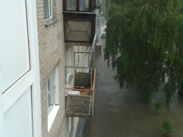 проспект Відродження поблизу міської лікарні