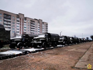 До Білорусі прибув новий ешелон із російською технікою. ФОТО