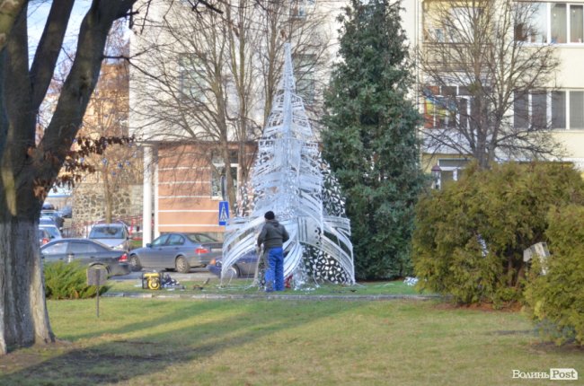 Біля мерії у Луцьку облаштовують святкову ілюмінацію. ФОТО