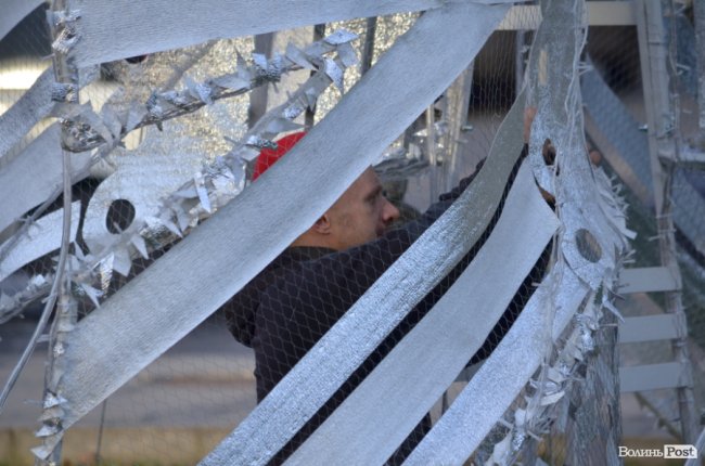 Біля мерії у Луцьку облаштовують святкову ілюмінацію. ФОТО