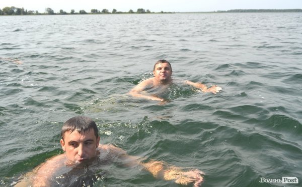 Волинський кандидат-опозиціонер переплив Світязь. ФОТО