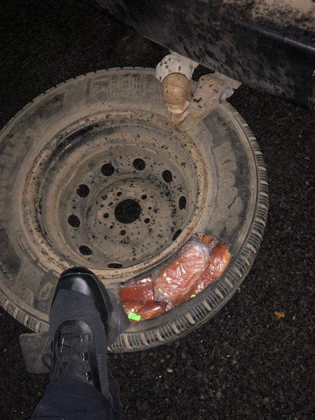 Волинянин віз через кордон майже 100 кілограмів копченого бочка. ФОТО