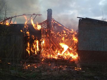 На Волині горить приміщення колишнього колгоспу