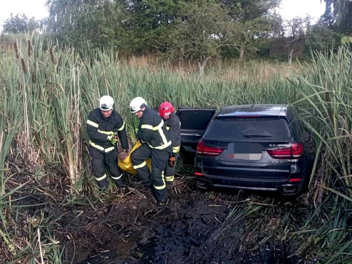 У селі біля Луцька авто з'їхало з дороги у болото, водія діставали рятувальники. ФОТО