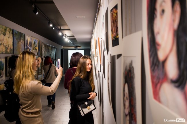 Точність ліній та глибина поглядів: у луцькому «Промені» презентували виставку Вікторії Марценюк