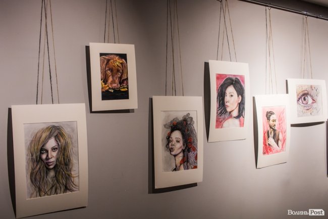 Точність ліній та глибина поглядів: у луцькому «Промені» презентували виставку Вікторії Марценюк