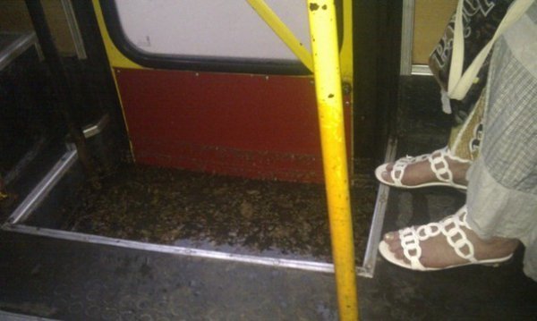 Простояли три години в затопленій маршрутці на Відродження. Фото: Титянка Валерьянка