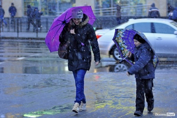 Перший сніг у Луцьку: холодно, вітряно, мокро. ФОТО. ВІДЕО