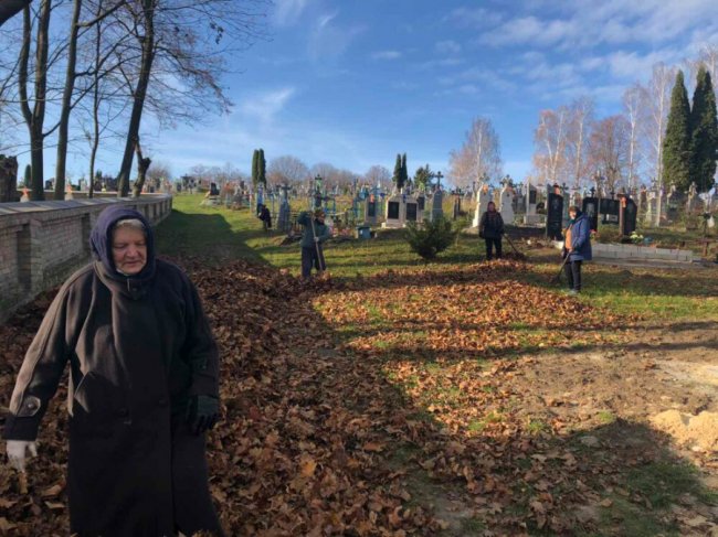 Небайдужі волиняни організували толоку, аби навести лад на території села. ФОТО