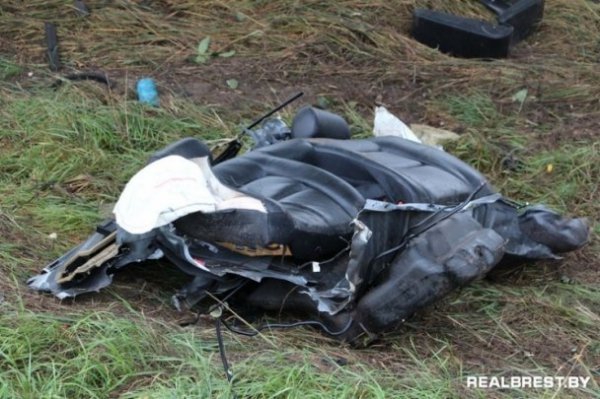 Від аварії під Брестом авто розлетілося на шматки. ФОТО