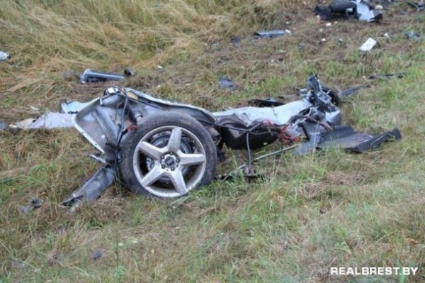 Від аварії під Брестом авто розлетілося на шматки. ФОТО