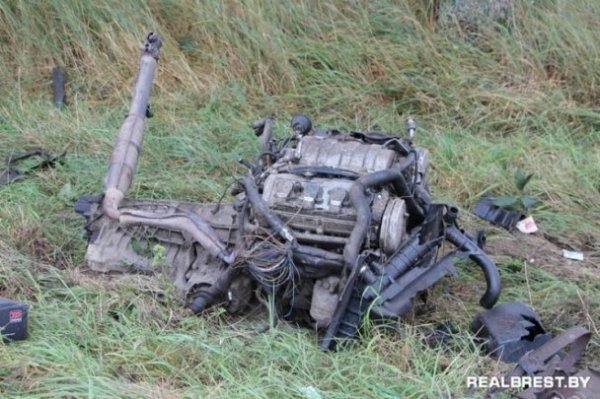 Від аварії під Брестом авто розлетілося на шматки. ФОТО