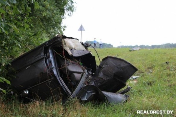 Від аварії під Брестом авто розлетілося на шматки. ФОТО