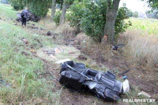 Від аварії під Брестом авто розлетілося на шматки. ФОТО