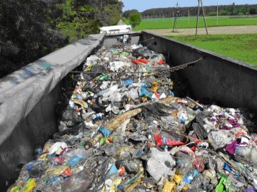 Волинські митники викрили українське підприємство, яке везло у країну побутові відходи з Європи