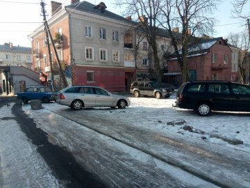 У центрі Луцька в дворі – стихійна парковка
