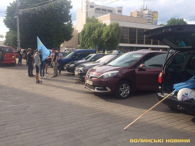 З нагоди Дня кримськотатарського прапора Луцьком проїхалася колона автомобілів