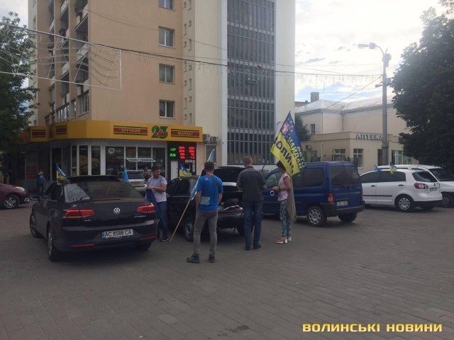 З нагоди Дня кримськотатарського прапора Луцьком проїхалася колона автомобілів