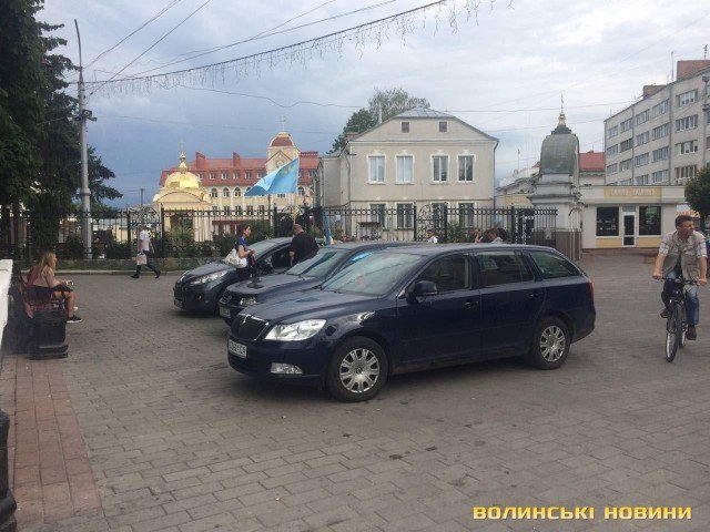 З нагоди Дня кримськотатарського прапора Луцьком проїхалася колона автомобілів