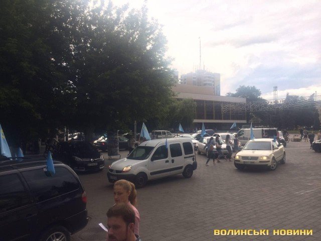 З нагоди Дня кримськотатарського прапора Луцьком проїхалася колона автомобілів
