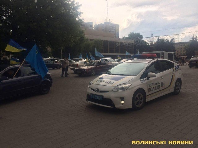 З нагоди Дня кримськотатарського прапора Луцьком проїхалася колона автомобілів